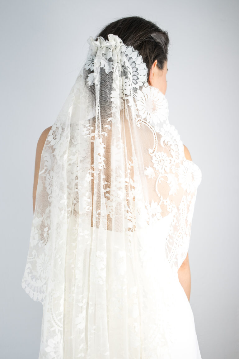 Mantilla de encaje en color marfil (1,20X 2,40)