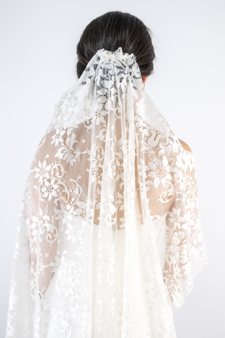 Mantilla de encaje en color marfil (1,20X 2,40)