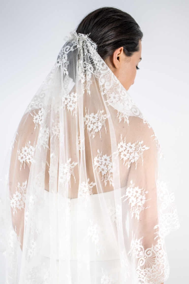 Mantilla de encaje en color marfil (1,20X 2,40)